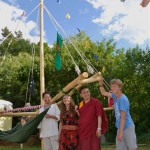 Mützingenta 2012 - Rosi mit Mönchen am Karussel